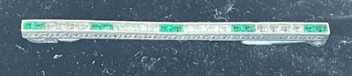 BEAUTIFUL ANTIQUE CONTINENTAL SILVER AND PASTE FAUX DIAMOND AND FAUX EMERALD ART DECO BAR BROOCH