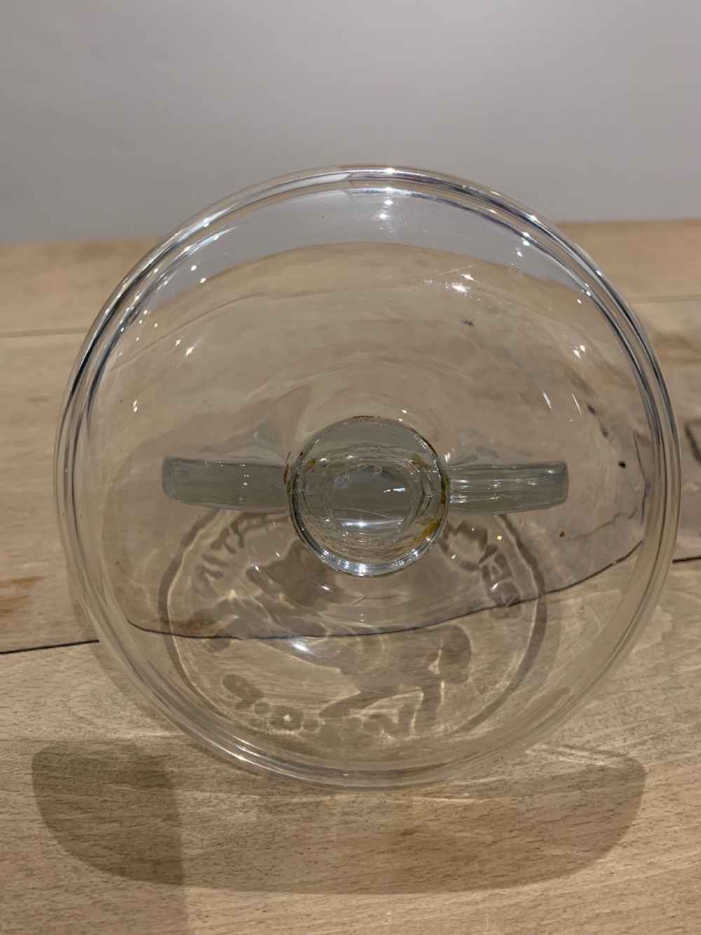 A clear glass Art Deco circular ashtray featuring an upright circular medallion with a frosted relief depicting a centaur holding a javelin above the lettering REMY MARTIN V.S.O.P. View VII