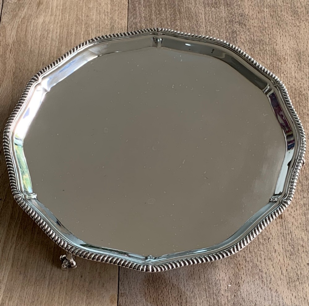 Very Fine Goldsmiths & Silversmiths Solid Silver Salver on Ball and Claw Feet, London, Sheffield, 1945 View III
