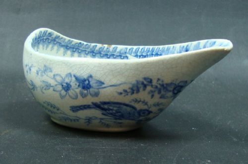 A SMALL BLUE PRINTED CERAMIC PAP BOAT ENGLISH C1830 - ADDITIONAL PHOTO 1