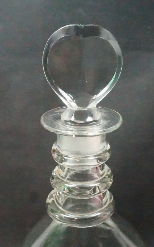 A PLAIN THREE RING GLASS WINE DECANTER WITH HEART SHAPED STOPPER ENGLISH C1790 - ADDITIONAL PHOTO 1