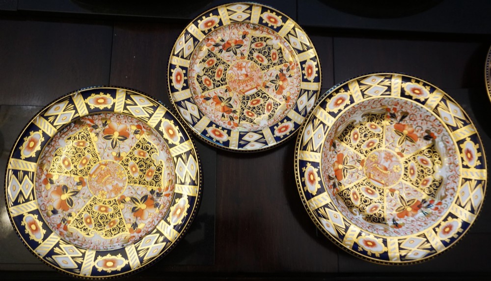 An extensive Victorian Davenport Imari pattern porcelain dinner service comprising numerous plates, serving platters, and covered tureens decorated in cobalt blue, orange, and gilt. View V