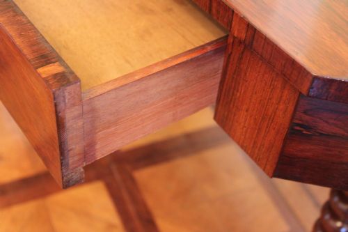 A FINE QUALITY WILLIAM IV PERIOD ROSEWOOD LIBRARY TABLE - ADDITIONAL PHOTO 3