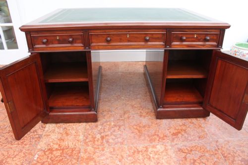 VICTORIAN MAHOGANY PARTNERS DESK ATTRIBUTED TO T WILLSON OF LONDON - ADDITIONAL PHOTO 3