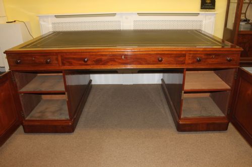 A VICTORIAN MAHOGANY PEDESTAL PARTNERS DESK - ADDITIONAL PHOTO 3