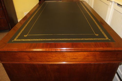 A VICTORIAN MAHOGANY PEDESTAL PARTNERS DESK - ADDITIONAL PHOTO 5