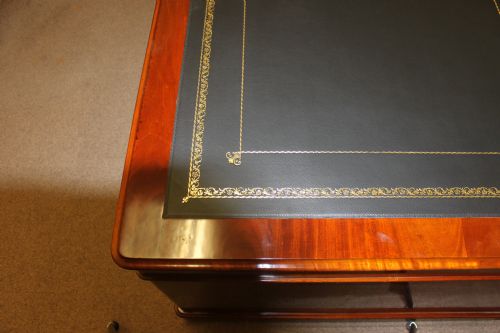 A VICTORIAN MAHOGANY PEDESTAL PARTNERS DESK - ADDITIONAL PHOTO 6