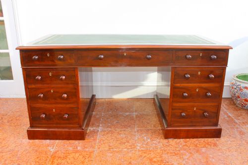 AN EARLY VICTORIAN CURL MAHOGANY NINE DRAWER PEDESTAL DESK - ADDITIONAL PHOTO 1