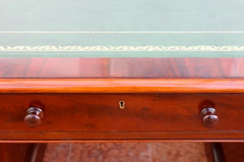 AN EARLY VICTORIAN CURL MAHOGANY NINE DRAWER PEDESTAL DESK - ADDITIONAL PHOTO 3