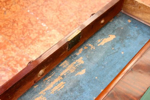 AN EARLY VICTORIAN CURL MAHOGANY NINE DRAWER PEDESTAL DESK - ADDITIONAL PHOTO 4