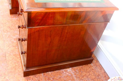 AN EARLY VICTORIAN CURL MAHOGANY NINE DRAWER PEDESTAL DESK - ADDITIONAL PHOTO 5
