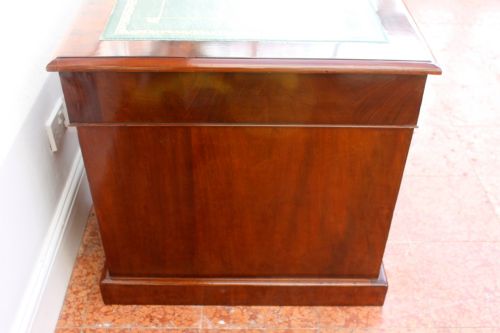 AN EARLY VICTORIAN CURL MAHOGANY NINE DRAWER PEDESTAL DESK - ADDITIONAL PHOTO 6