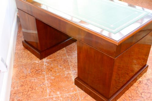 AN EARLY VICTORIAN CURL MAHOGANY NINE DRAWER PEDESTAL DESK - ADDITIONAL PHOTO 8