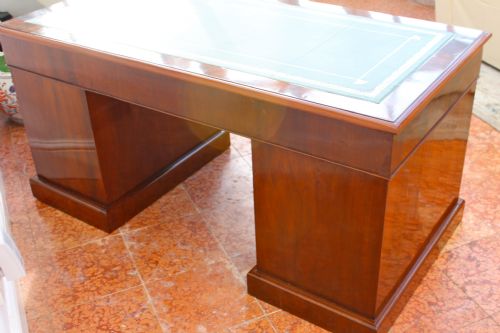 AN EARLY VICTORIAN CURL MAHOGANY NINE DRAWER PEDESTAL DESK - ADDITIONAL PHOTO 9