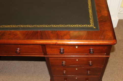 A VICTORIAN CURL MAHOGANY NINE DRAWER PEDESTAL DESK - ADDITIONAL PHOTO 1