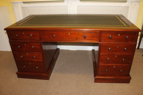 A VICTORIAN CURL MAHOGANY NINE DRAWER PEDESTAL DESK - ADDITIONAL PHOTO 2