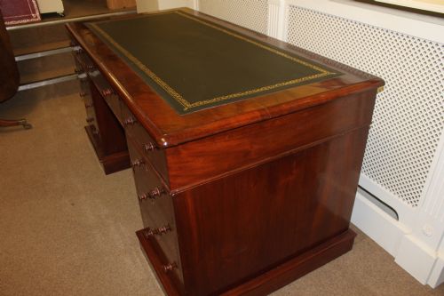 A VICTORIAN CURL MAHOGANY NINE DRAWER PEDESTAL DESK - ADDITIONAL PHOTO 3