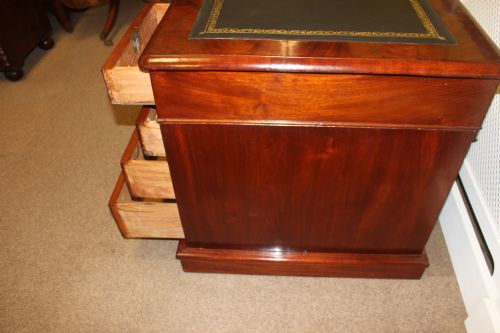 A VICTORIAN CURL MAHOGANY NINE DRAWER PEDESTAL DESK - ADDITIONAL PHOTO 4
