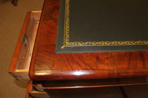 A VICTORIAN CURL MAHOGANY NINE DRAWER PEDESTAL DESK - ADDITIONAL PHOTO 5