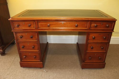 AN EARLY VICTORIAN MAHOGANY PEDESTAL DESK - ADDITIONAL PHOTO 1