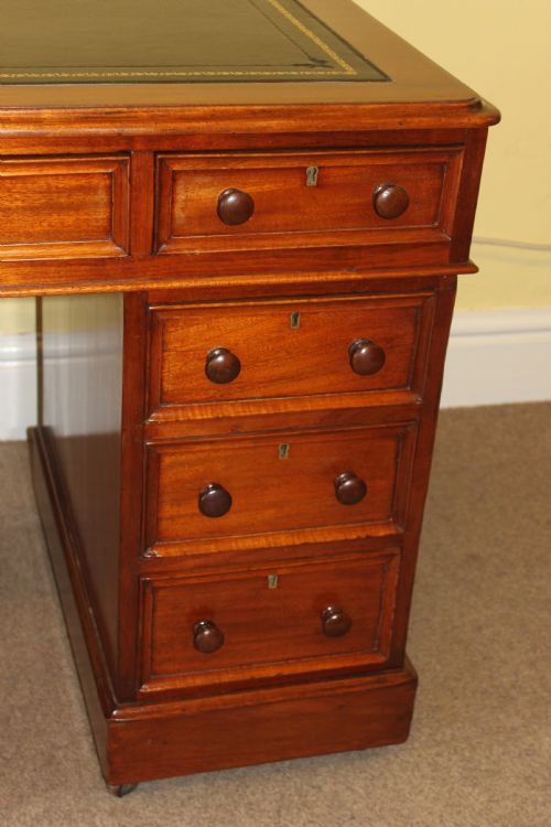 AN EARLY VICTORIAN MAHOGANY PEDESTAL DESK - ADDITIONAL PHOTO 2