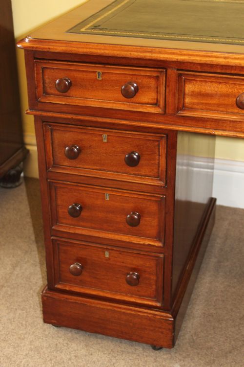 AN EARLY VICTORIAN MAHOGANY PEDESTAL DESK - ADDITIONAL PHOTO 3