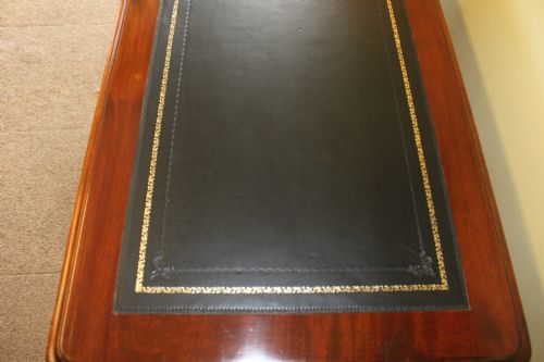 AN EARLY VICTORIAN MAHOGANY PEDESTAL DESK - ADDITIONAL PHOTO 4