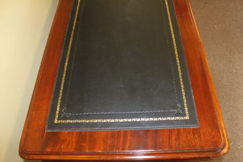 AN EARLY VICTORIAN MAHOGANY PEDESTAL DESK - ADDITIONAL PHOTO 5