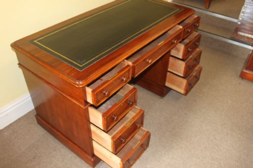 AN EARLY VICTORIAN MAHOGANY PEDESTAL DESK - ADDITIONAL PHOTO 6