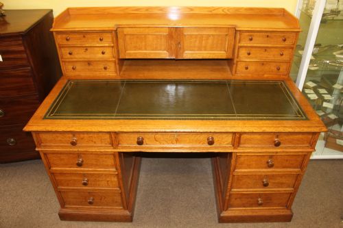 A FINE VICTORIAN OAK PEDESTAL DESK BY JAMES LAMB MANCHESTER - ADDITIONAL PHOTO 1