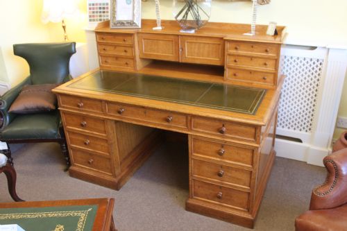 A FINE VICTORIAN OAK PEDESTAL DESK BY JAMES LAMB MANCHESTER - ADDITIONAL PHOTO 2