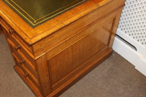 A FINE VICTORIAN OAK PEDESTAL DESK BY JAMES LAMB MANCHESTER - ADDITIONAL PHOTO 3