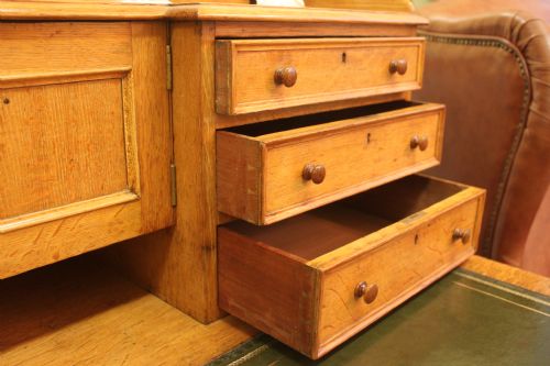 A FINE VICTORIAN OAK PEDESTAL DESK BY JAMES LAMB MANCHESTER - ADDITIONAL PHOTO 4