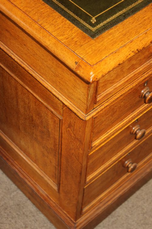 A FINE VICTORIAN OAK PEDESTAL DESK BY JAMES LAMB MANCHESTER - ADDITIONAL PHOTO 6