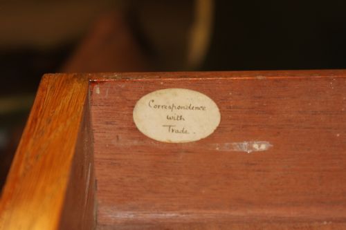 A FINE VICTORIAN OAK PEDESTAL DESK BY JAMES LAMB MANCHESTER - ADDITIONAL PHOTO 10