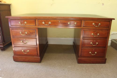 A LATE 19TH CENTURY MAHOGANY PEDESTAL DESK - ADDITIONAL PHOTO 1