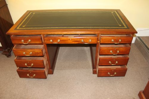 A LATE 19TH CENTURY MAHOGANY PEDESTAL DESK - ADDITIONAL PHOTO 3