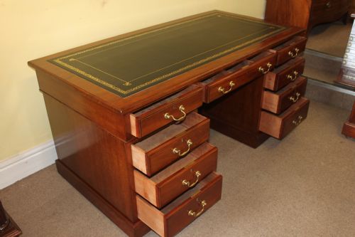A LATE 19TH CENTURY MAHOGANY PEDESTAL DESK - ADDITIONAL PHOTO 4