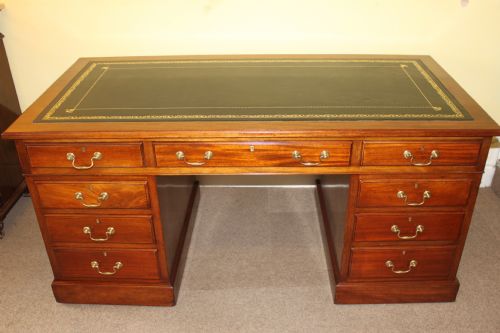 A LATE 19TH CENTURY MAHOGANY PEDESTAL DESK - ADDITIONAL PHOTO 5