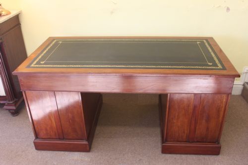 A LATE 19TH CENTURY MAHOGANY PEDESTAL DESK - ADDITIONAL PHOTO 7