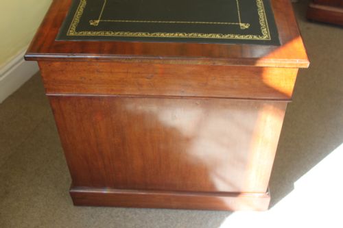 A LATE 19TH CENTURY MAHOGANY PEDESTAL DESK - ADDITIONAL PHOTO 6
