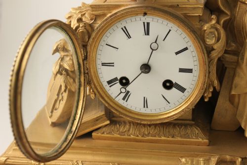 A FINE QUALITY EARLY 19TH CENTURY ORMOLU CLOCK - ADDITIONAL PHOTO 5