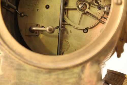 A FINE QUALITY EARLY 19TH CENTURY ORMOLU CLOCK - ADDITIONAL PHOTO 10