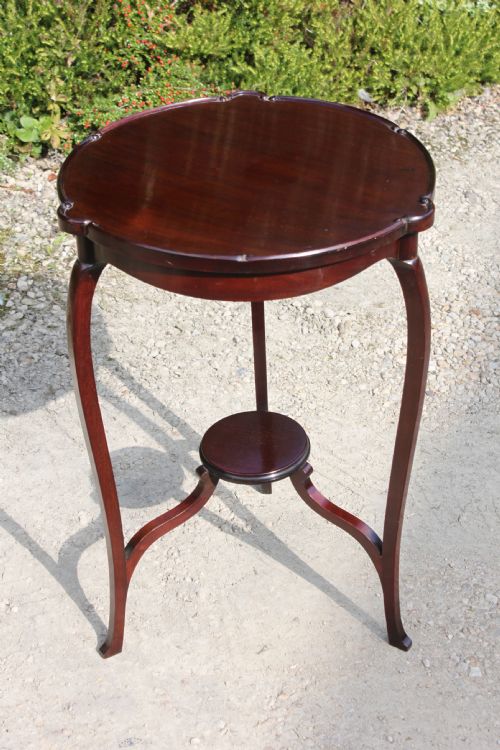 an edwardian mahogany occasional table - CATEGORY: ANTIQUE TABLES - DATED 1900