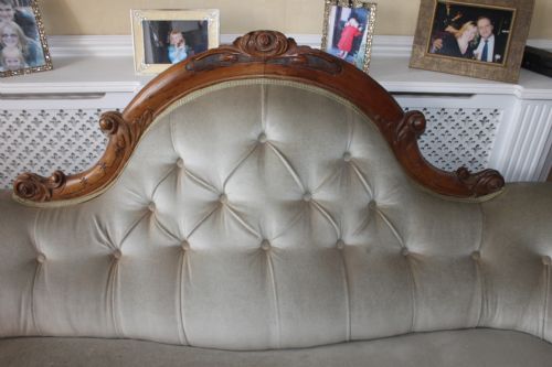 A GOOD QUALITY VICTORIAN CARVED WALNUT SOFA - ADDITIONAL PHOTO 1
