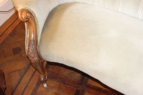 A GOOD QUALITY VICTORIAN CARVED WALNUT SOFA - ADDITIONAL PHOTO 2