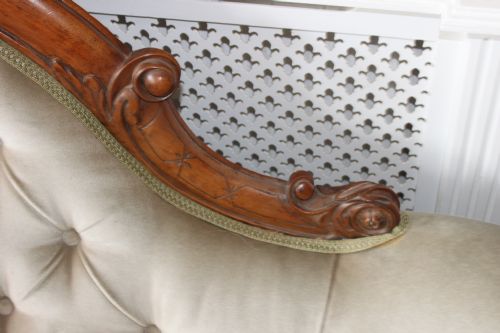 A GOOD QUALITY VICTORIAN CARVED WALNUT SOFA - ADDITIONAL PHOTO 4