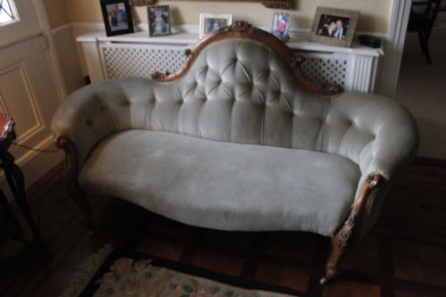 A GOOD QUALITY VICTORIAN CARVED WALNUT SOFA - ADDITIONAL PHOTO 5