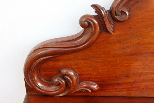A VICTORIAN CURL MAHOGANY THREE DOOR CHIFFONIER - ADDITIONAL PHOTO 3