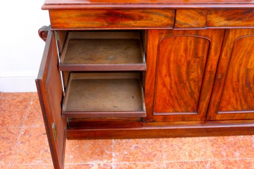 A VICTORIAN CURL MAHOGANY THREE DOOR CHIFFONIER - ADDITIONAL PHOTO 6